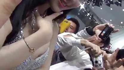 El marido gordibuenas foyando metió los dedos en su amado coño.