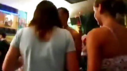 Coño caliente golpeando gordibuenas tetonas a sí misma con un vibrador