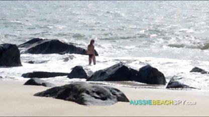 Rubia adolescente lame el coño y el culo a gordibuenasxxx su perra