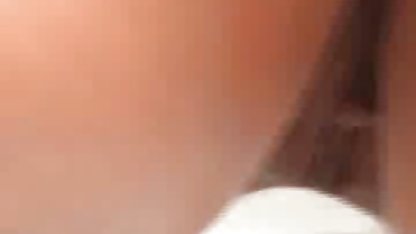 Nena caliente tomó dos jovenes gordibuenas pollas de dos machos