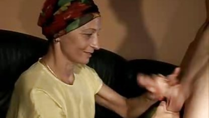 Mujer asiática pornogordibuenas en digitación de falda