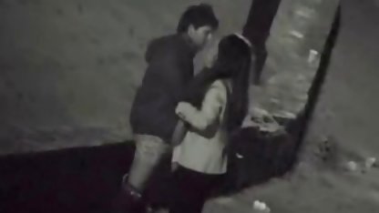 La perra pule la gordibuenas poringa polla con su boca muy bien.
