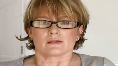 El hombre llevó a su esposa a un psicólogo gordibuenas eyaculando familiar, quejándose de que la mujer era demasiado lujuriosa. El médico decidió comprobarlo y se cogió a la dama mientras su marido los miraba con asombro.
